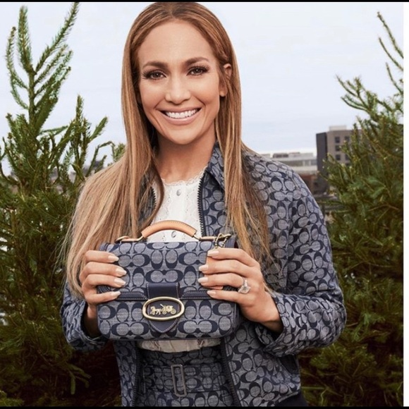 Coach bags in different styles and colors - Picture 4 of 7